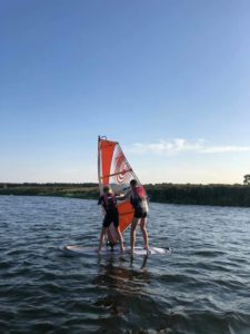 Obóz windsurfingowo-tenisowy w Mrągowie 2021