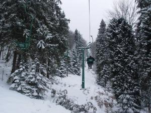 zimowy obóz narty lub snowboard i taniec