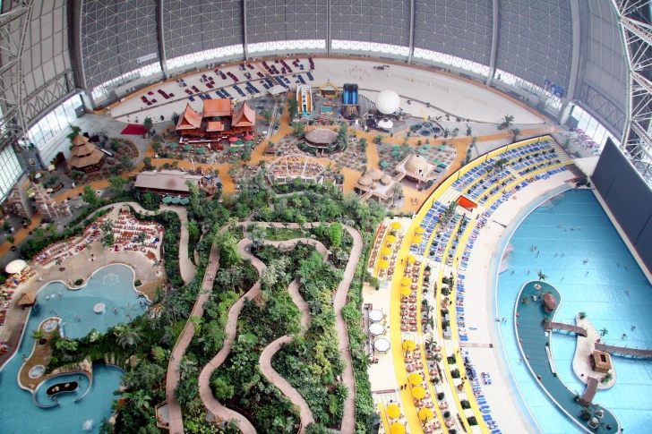 TROPICAL ISLANDS