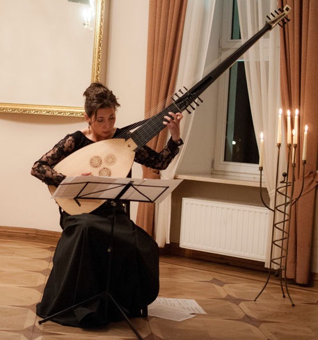 Anna Wiktoria Swoboda na teorbie