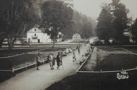 Uzdrowisko Ojców z muszlą koncertową w tle w 1930 roku.