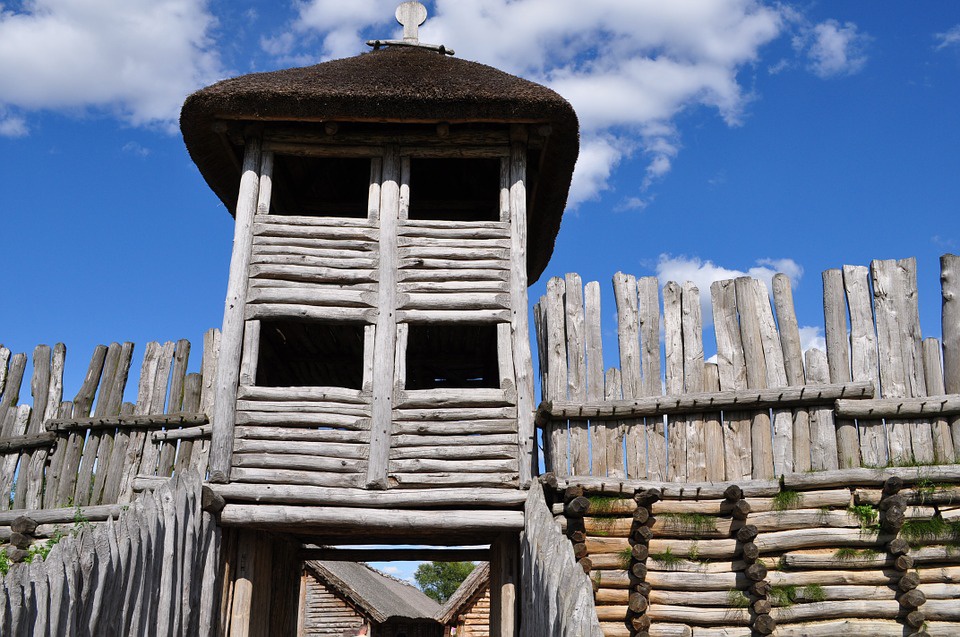 Wycieczka szkolna do Biskupina o tematyce archeologicznej